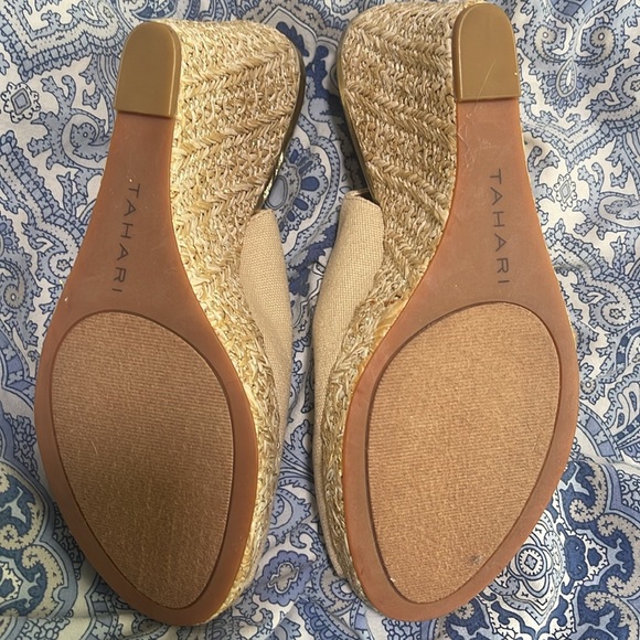 Tahari Gold Wedges - Picture 4 of 5